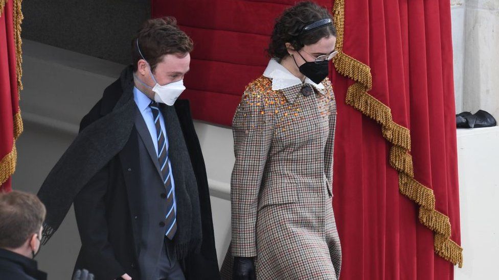 Inauguration fashion: Purple, pearls, and mittens - BBC News