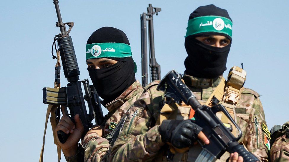 Палестинские боевики из вооруженного крыла ХАМАС принимают участие в параде в секторе Газа (19 июля 2023 г.)
