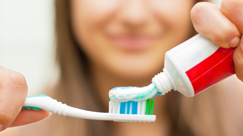 Misleading' Colgate toothpaste TV advert banned by watchdog - BBC News