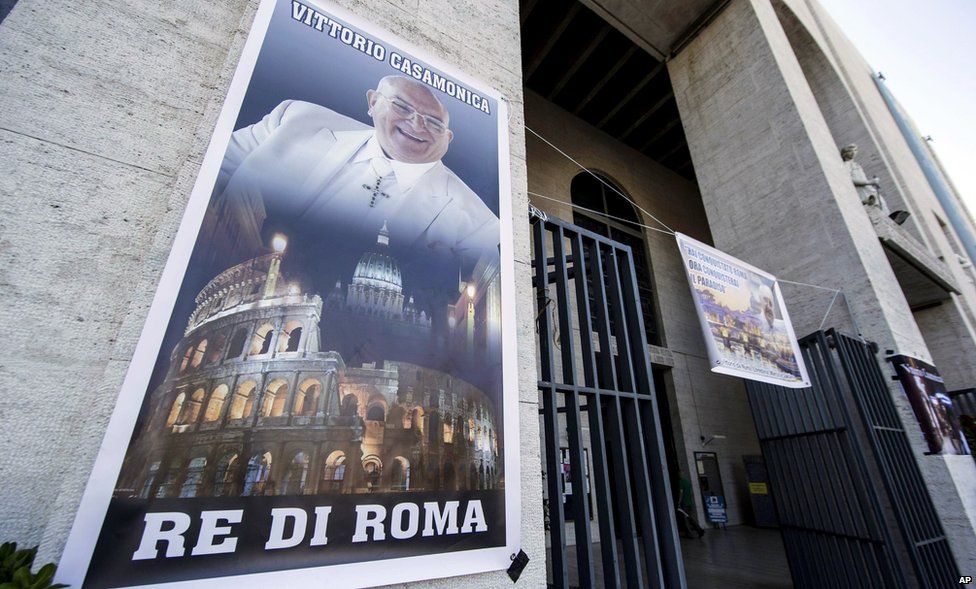 Баннер с изображением предполагаемого босса мафии Витторио Касамоники и надписью «Король Рима» висит на фасаде церкви Дона Боско в Риме в четверг, 20 августа 2015 г.