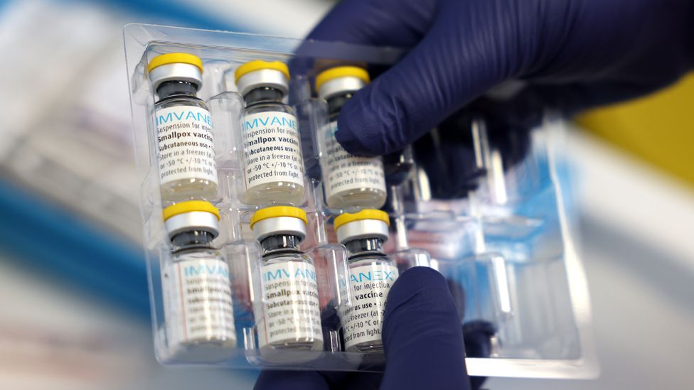 Un professionnel de la santé prépare une dose du vaccin contre la variole du singe le 23 juillet 2022 à Londres, en Angleterre.