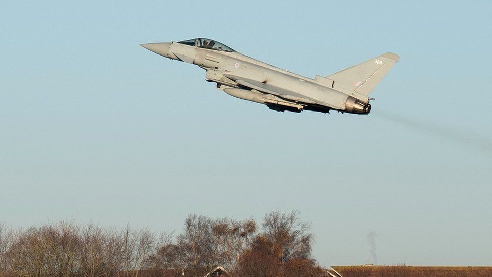 Un Typhoon despega de la RAF de Coningsby, en Lincolnshire, durante una visita del primer ministro Rishi Sunak tras el anuncio de que Gran Bretaña trabajará en el desarrollo de cazas de nueva generación con Italia y Japón.