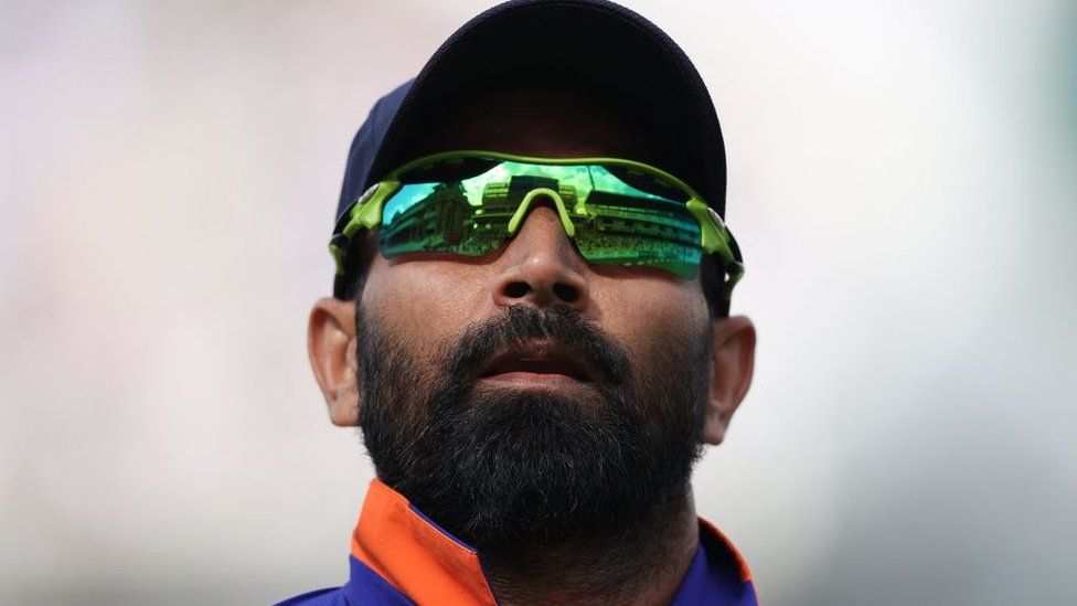 印度的 Mohammed Shami 在英格兰和印度之间的皇家伦敦一日国际 (ODI) 第二场板球比赛期间扫描球场位置时做出反应2022 年 7 月 14 日在伦敦的罗德板球场。” srcset=