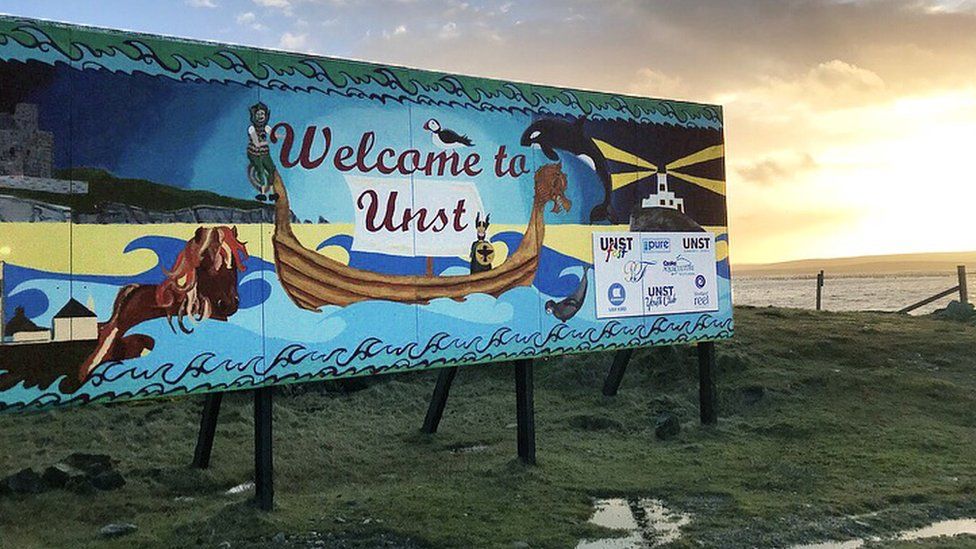 A sign saying: Welcome to Unst