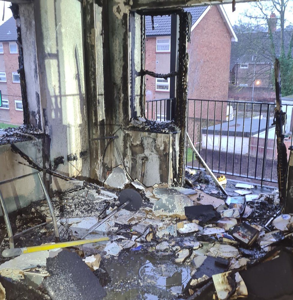 Luton flat fire Three people rescued as blaze destroys home BBC News