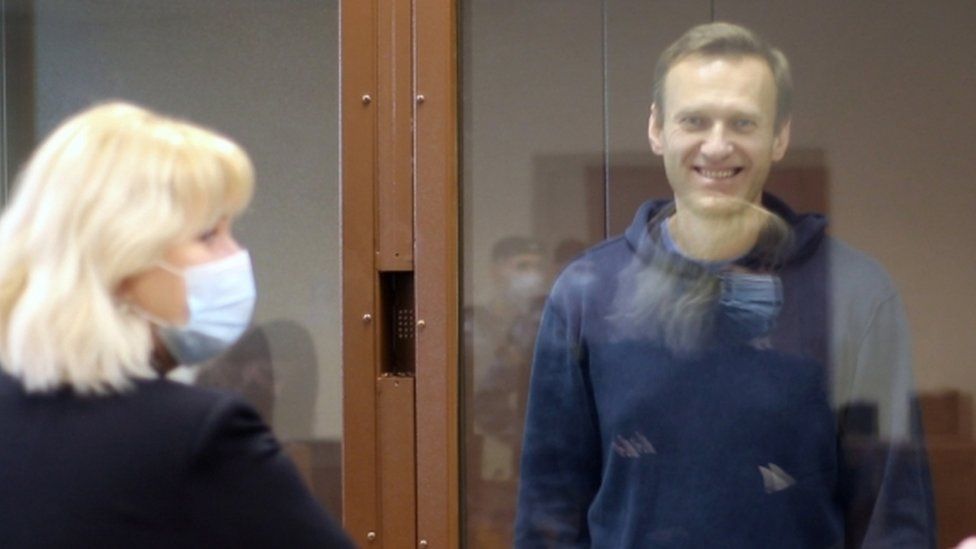 Лидер российской оппозиции Алексей Навальный в стеклянной клетке перед слушанием дела по обвинению в клевете в Москве, Россия, 16 февраля