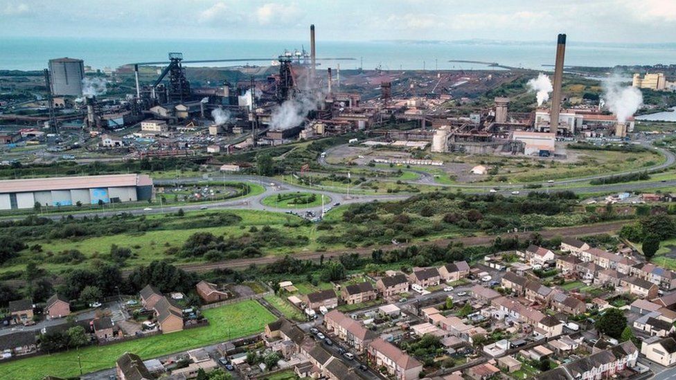 Një pamje e përgjithshme e fabrikës së çelikut Port Talbot të Tata Steel në Uellsin jugor ku punëtorët po përballen me humbje të mëdha të vendeve të punës pas një njoftimi të pritshëm nga qeveria në lidhje me një marrëveshje për dekarbonizimin e operacioneve të kompanisë në Mbretërinë e Bashkuar