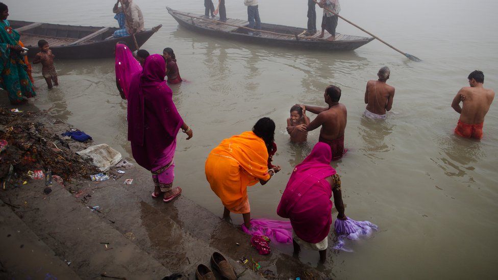 eople wash themselves as they take their morning bath in the Ganges river during the Sonepur Mela on November 15, 2011