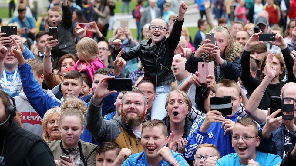 Frampton fans cheer at Belfast City Hall