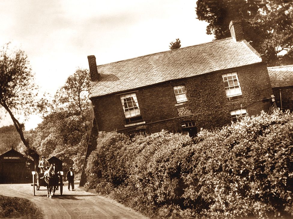 The Crooked House in Himley in the early 1900s