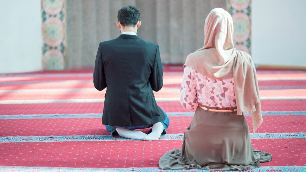 Couple praying in Iran
