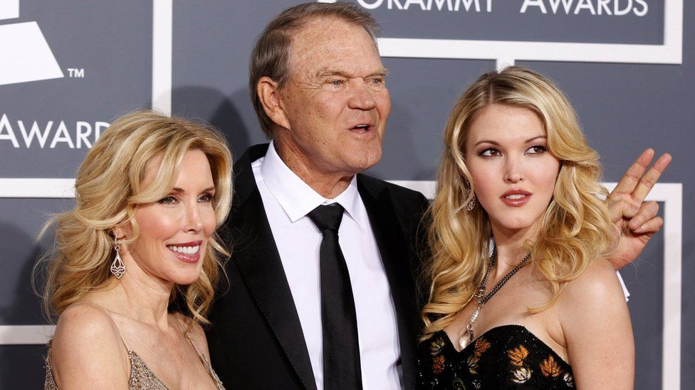 Glen Campbell with his wife Kim (L) and daughter Ashley at the Grammy Awards in Los Angeles in 2012
