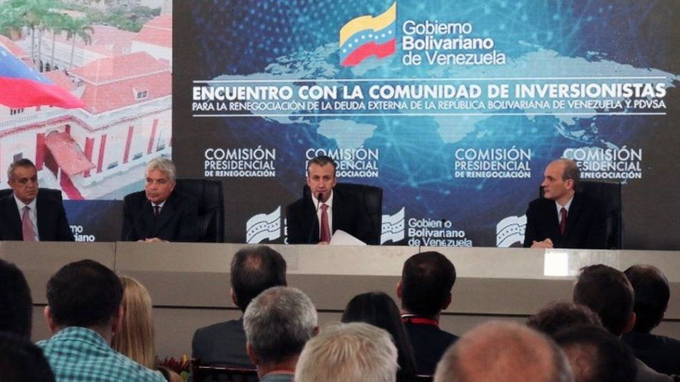 Venezuelan vice-president Tareck El Aissami (C) speaks during a meeting with creditors and investors in Caracas on November 13, 2017.