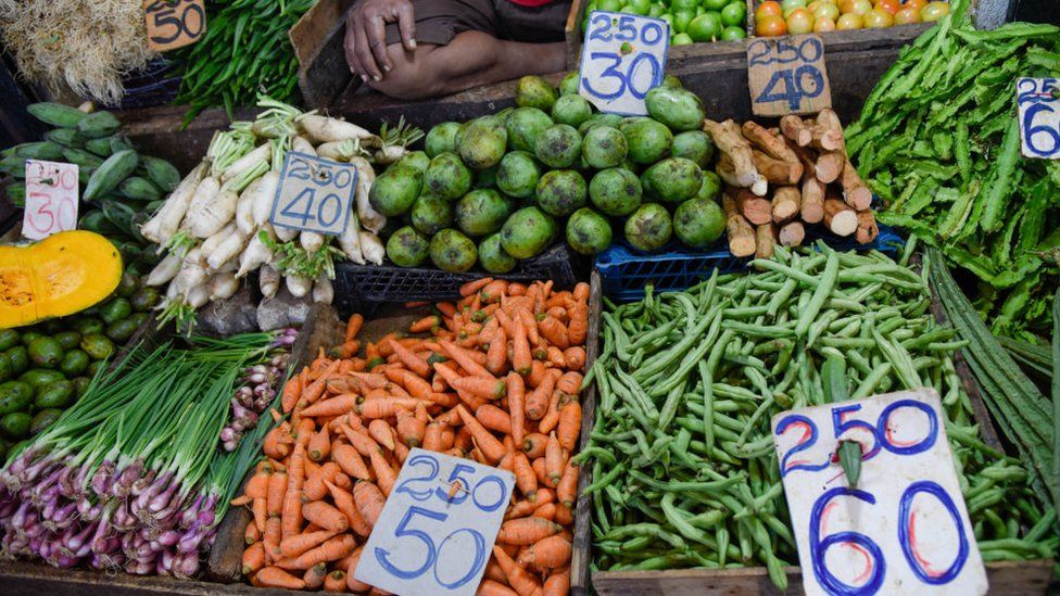Цены на овощи на розничном овощном рынке Нугегода недалеко от Коломбо, Шри-Ланка. 16 декабря 2021 г.