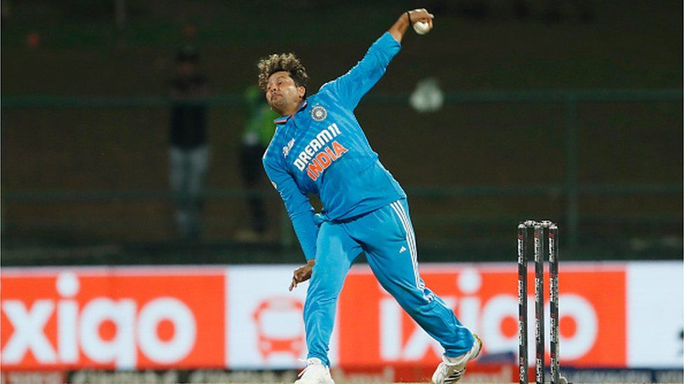 Кулдип Ядав из Индии играет во время матча группы А Кубка Азии между Индией и Непалом на Международном стадионе для крикета Паллекеле 4 сентября 2023 года в Канди, Шри-Ланка