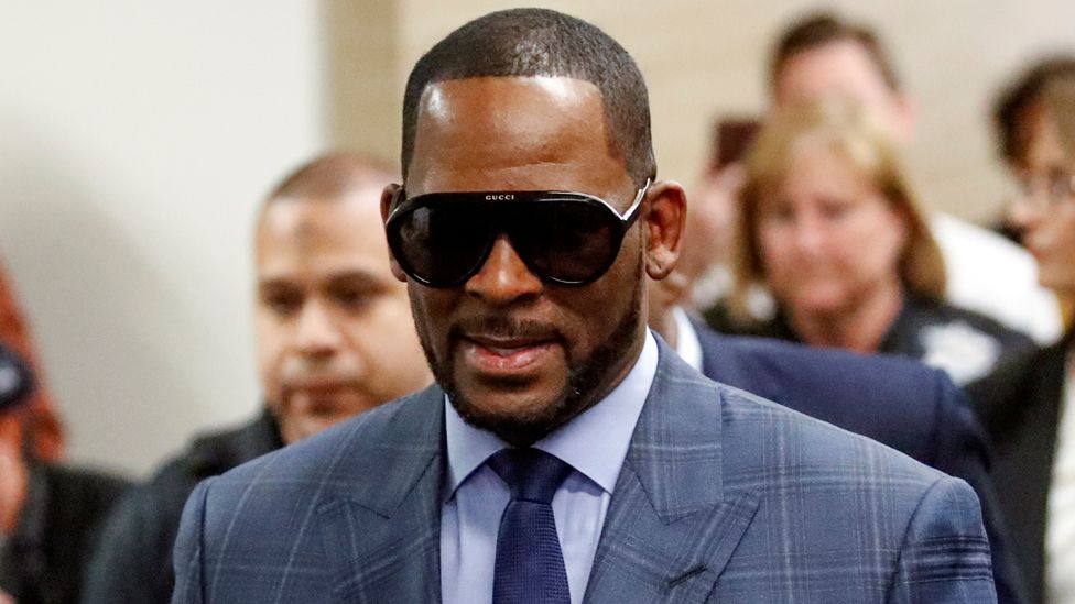R Kelly arriving for a child support hearing in Chicago in 2019