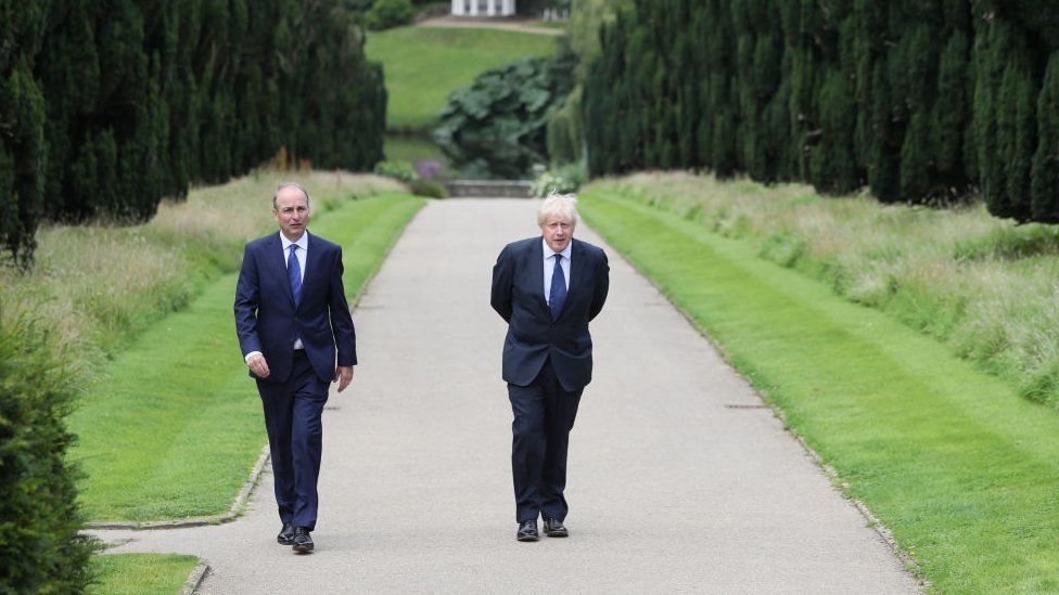 Boris Johnson con el Taoiseach Michael Martin en el castillo de Hillsborough en Belfast