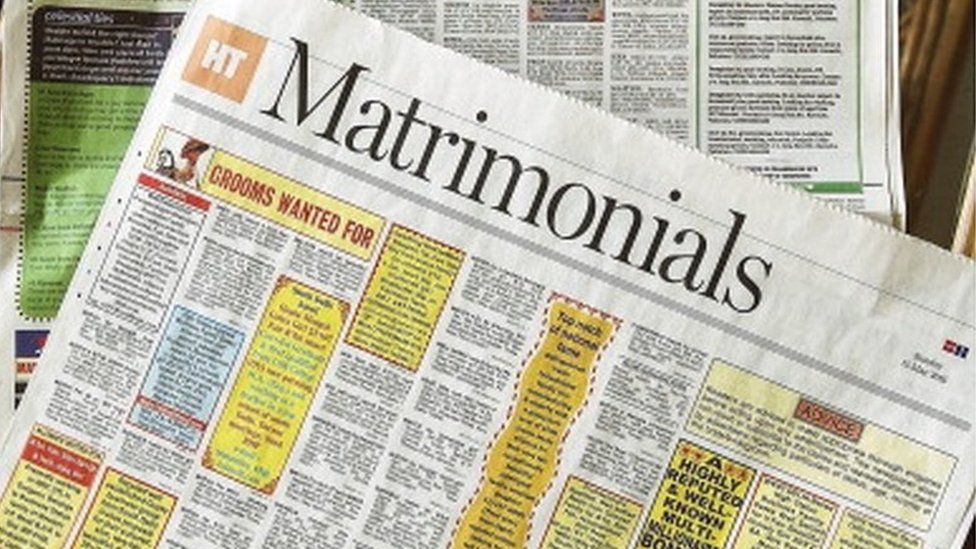 Все индийские газеты публикуют страницы бракосочетаний, где семьи ищут жениха или невесту для своего ребенка по кастовому составу, религии, социальному статусу и т. д. T