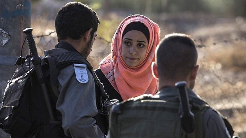 Palestinian woman and Israeli police in East Jerusalem (15/10/15)