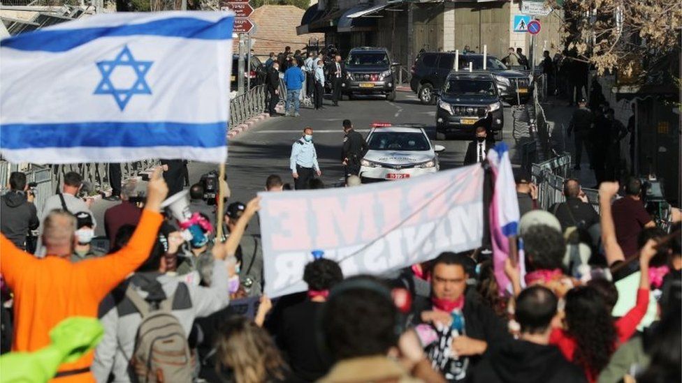 Anti-Netanyahu protesters outside Jerusalem District Court (08/02/21)