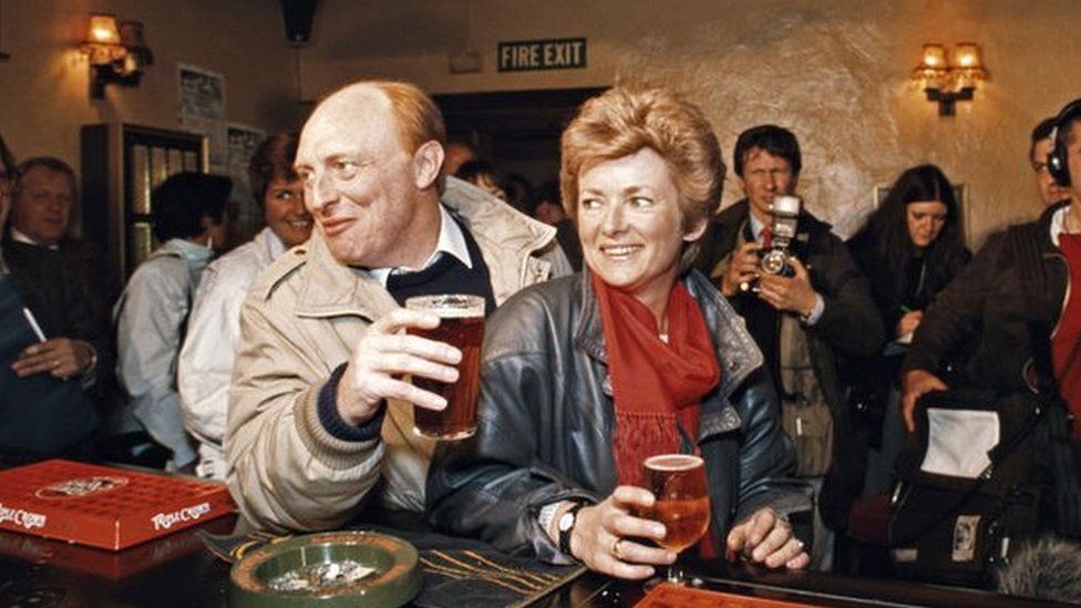 Neil and Glenys Kinnock in a Pontllanfraith pub during the 1987 general election campaign
