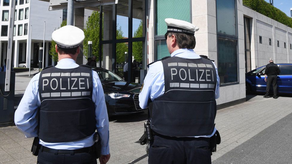 German police in Karlsruhe, outside federal prosecutor's office, 12 Apr 17
