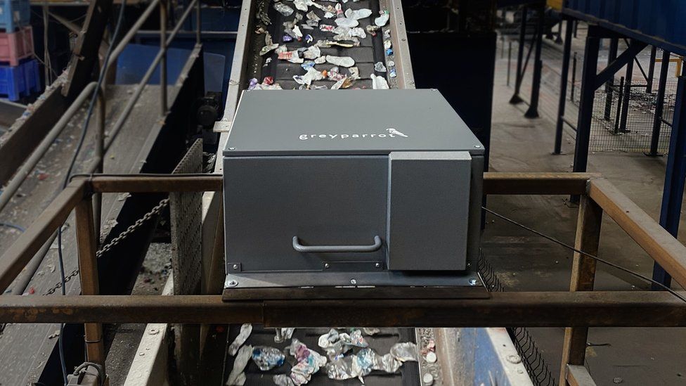 Máquina de monitoramento de Greyparrot na usina de reciclagem