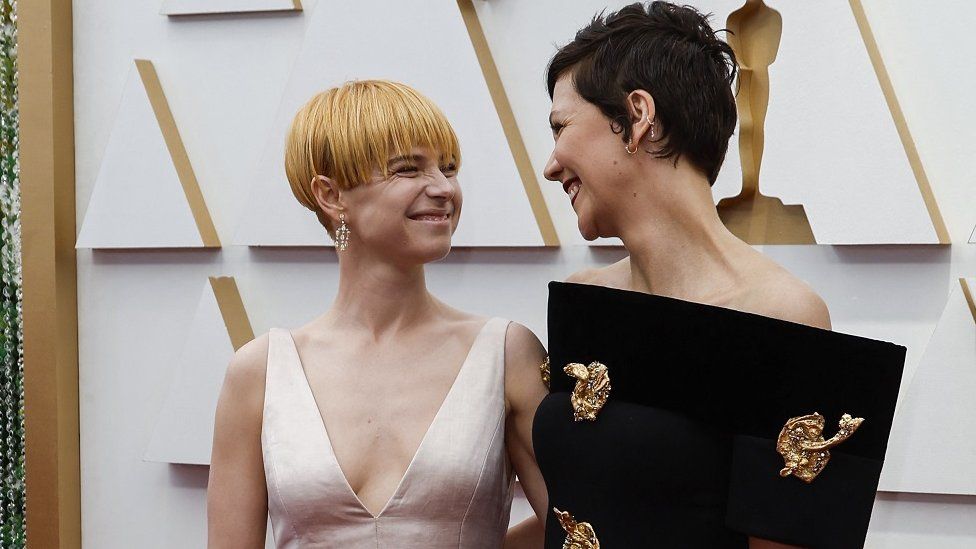 Jessie Buckley and Maggie Gyllenhaal