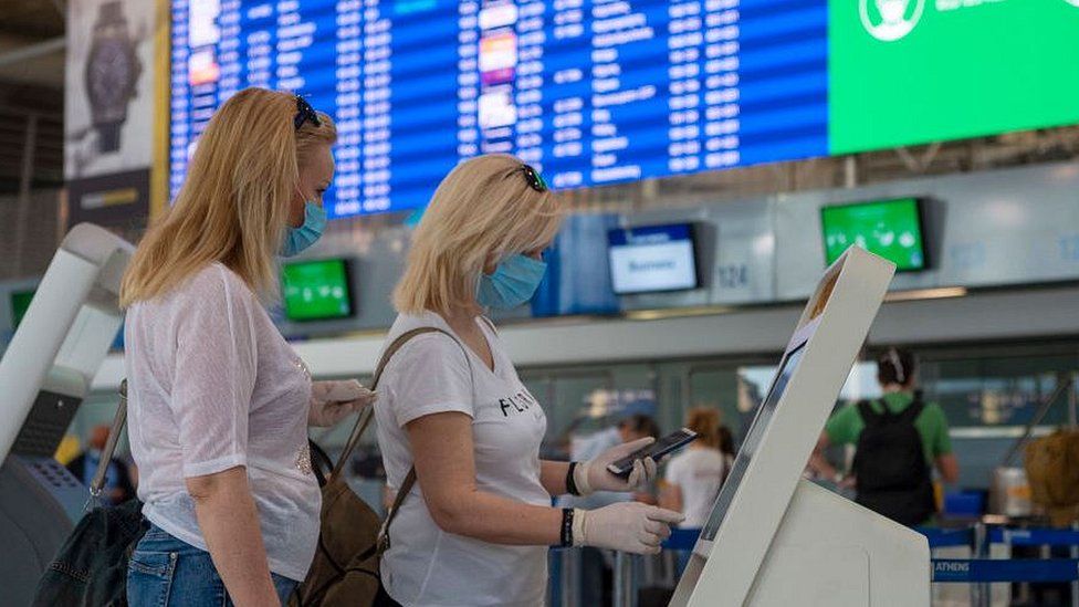 Пассажиры проходят регистрацию в аэропорту Афин, июнь 2020 г., фото из файла