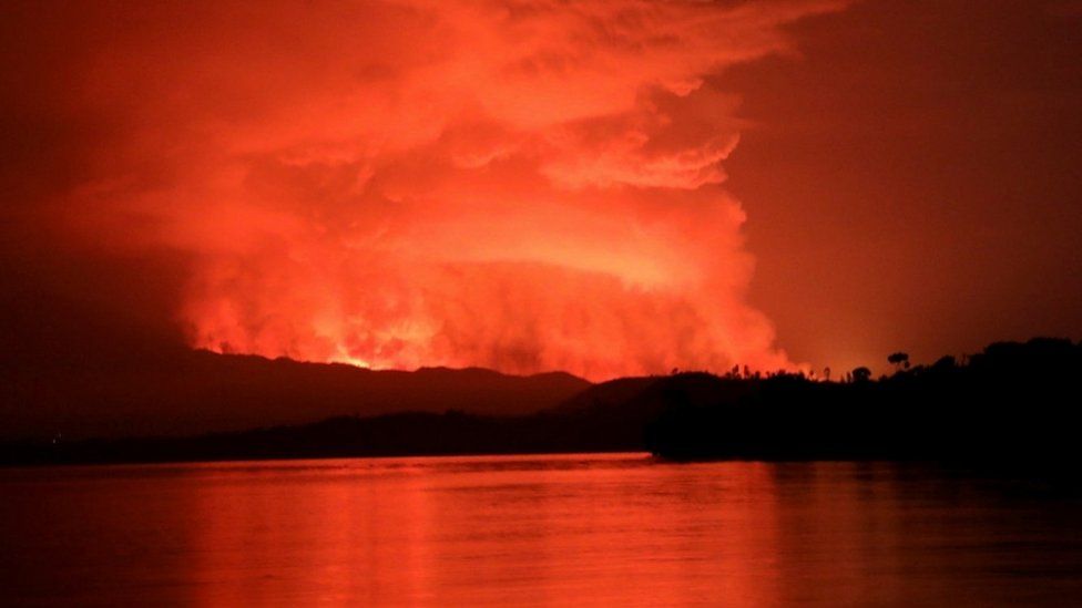 Дым и пламя видны при извержении вулкана Ньирагонго с острова Чегера на озере Киву, недалеко от Гомы