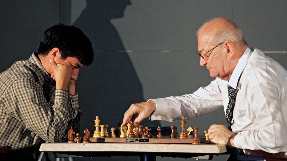 Chess masters Mexican Gilberto Hernandez (L) and Russian Victor Korchnoi play in Mexico City, 2006