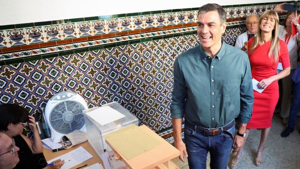 Лидер социалистов Испании и премьер-министр Педро Санчес голосует во время всеобщих досрочных выборов в Мадриде, Испания, 23 июля 2023 г.