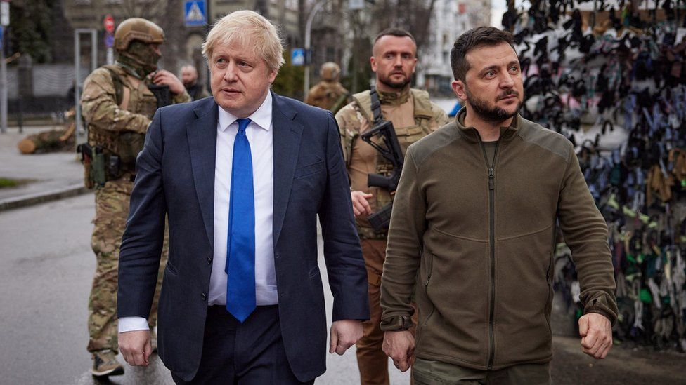 Boris Johnson walks around central Kyiv with President Volodymyr Zelensky