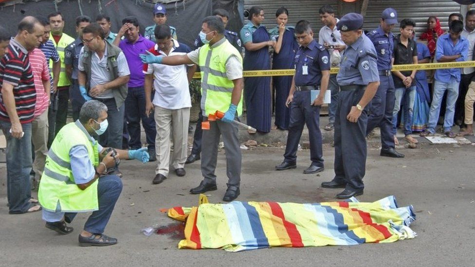Police inspect the body of Mahmuda Khanam Mitu, wife of leading policeman Babul Akter, in Chittagong (05 June 2016)
