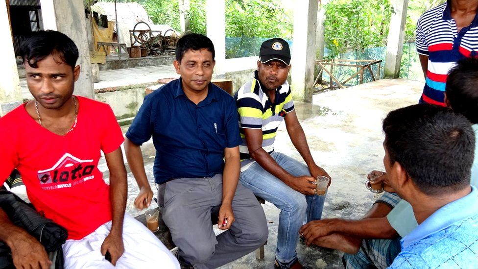 TV journalist Mohsin Ul Hakim (in blue shirt), speaking to some of the pirates he helped to surrender.