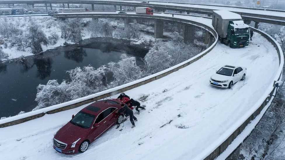 中国：暴雪扰乱数百万新年旅行计划