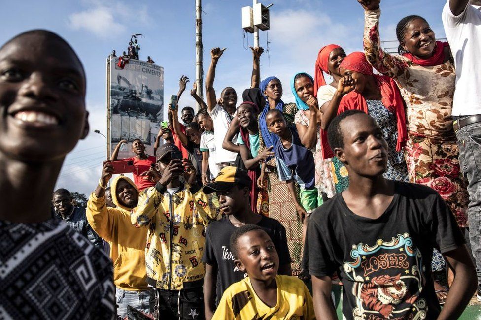 Supporters cheer as exiled activists arrive in Conakry on September 18, 2021.