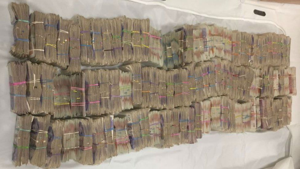 Police seize £465,000 cash in Leicestershire van stop - BBC News