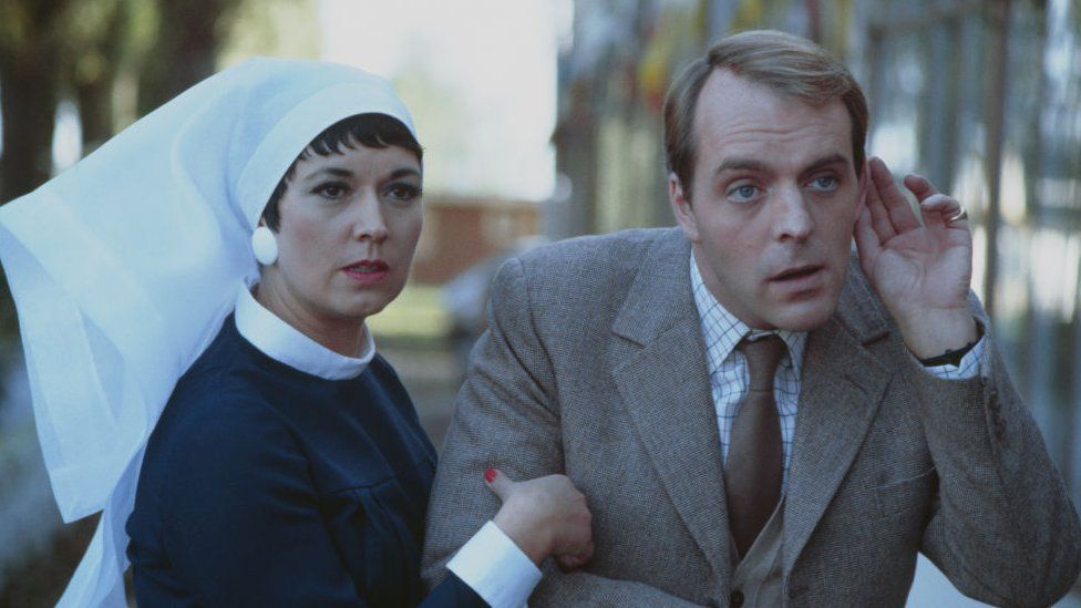 Рут Мадок и Саймон Каделл в сериале Hi-de-Hi!