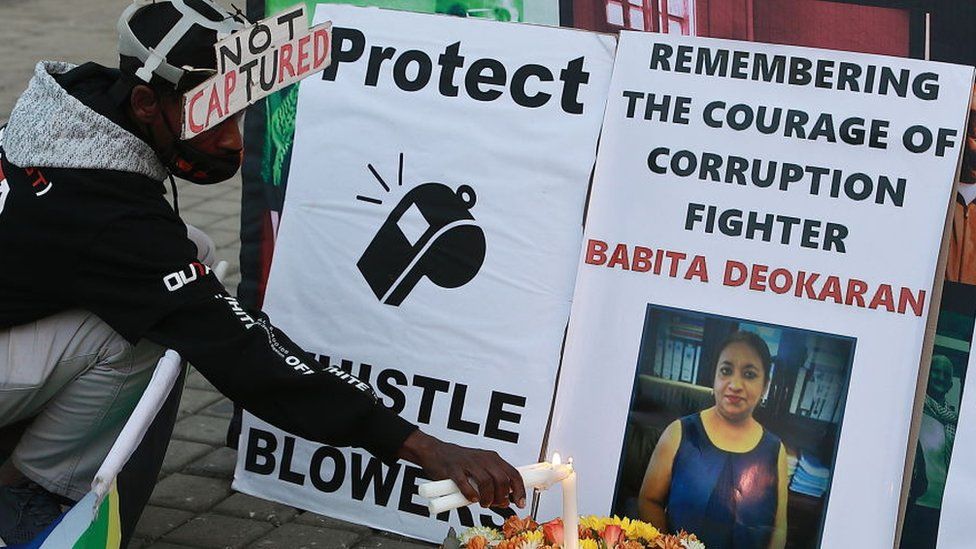 Бдение при свечах борца с коррупцией Бабиты Деокаран в офисе премьер-министра 26 августа 2021 года в Йоханнесбурге, Южная Африка