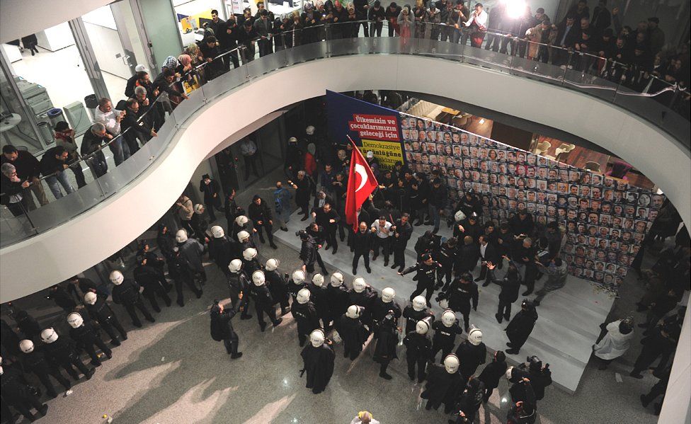 Police inside Zaman HQ in Istanbul, 5 Mar 16