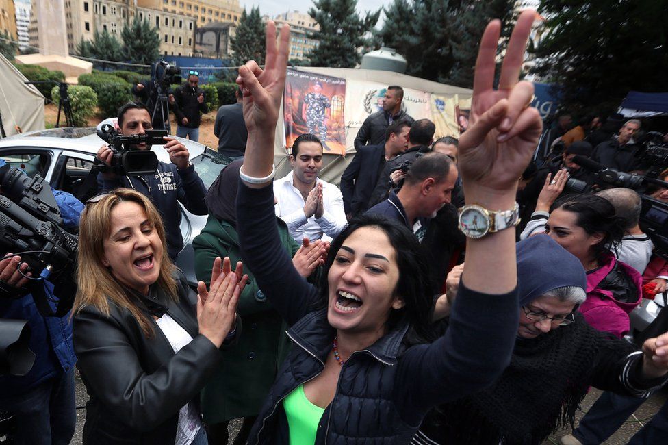 Relatives of the Lebanese security personnel held captive by al-Nusra Front celebrate their release in Beirut (1 December 2015)