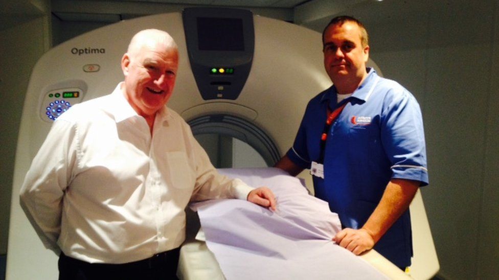 Paul Murphy with one of the portable Lung Health Check CT scanners and radiographer Mark Iwankiw