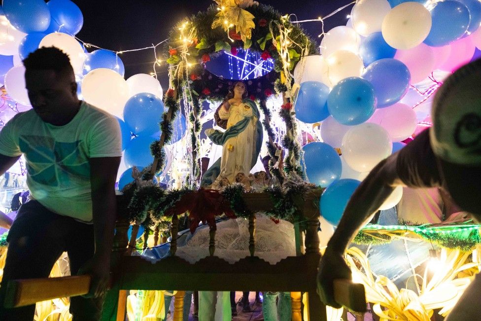 Как только плоты прибывают в порт, статую Девы Марии под песни и молитвы переносят в городскую церковь. Гуапи, Каука. 07 декабря 2020 г.