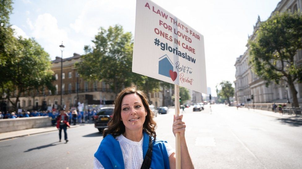 Ruthie Henshall campaigning for Rights For Residents hand at 10 Downing Street, London.