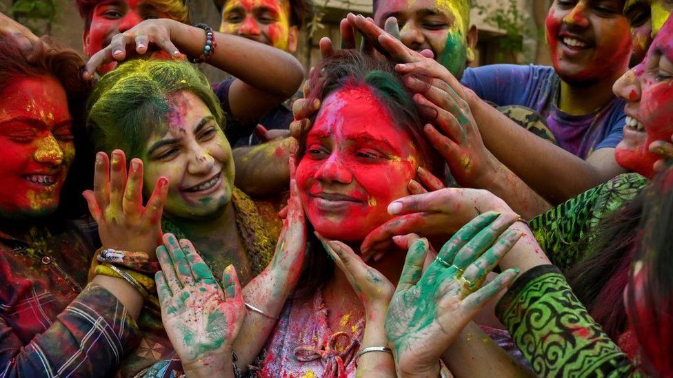 Студенты, намазанные «Гулалом» или цветной пудрой, празднуют Холи, индуистский весенний фестиваль красок в Университете Гуру Нанак Дев в Амритсаре, 6 марта 2023 г.