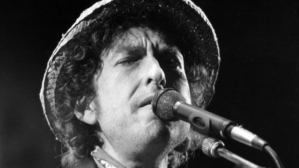 Bob Dylan wins Nobel Prize for Literature - BBC News