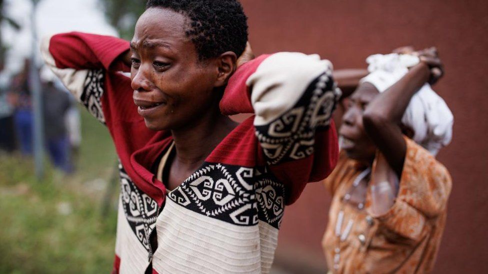 Родственники скорбят у морга, куда были доставлены тела жертв нападения на школу, Мпондве, Уганда, 18 июня 2023 г.