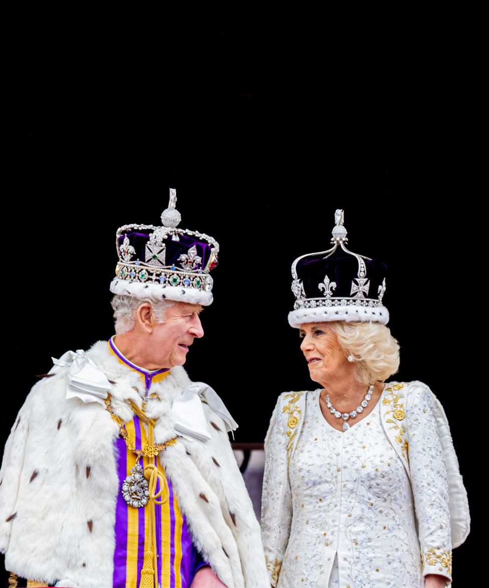 Mbreti Charles III dhe Mbretëresha Camilla tundin në ballkon gjatë kurorëzimit të Mbretit Charles III dhe Mbretëreshës Camilla më 6 maj 2023 në Londër, Angli.