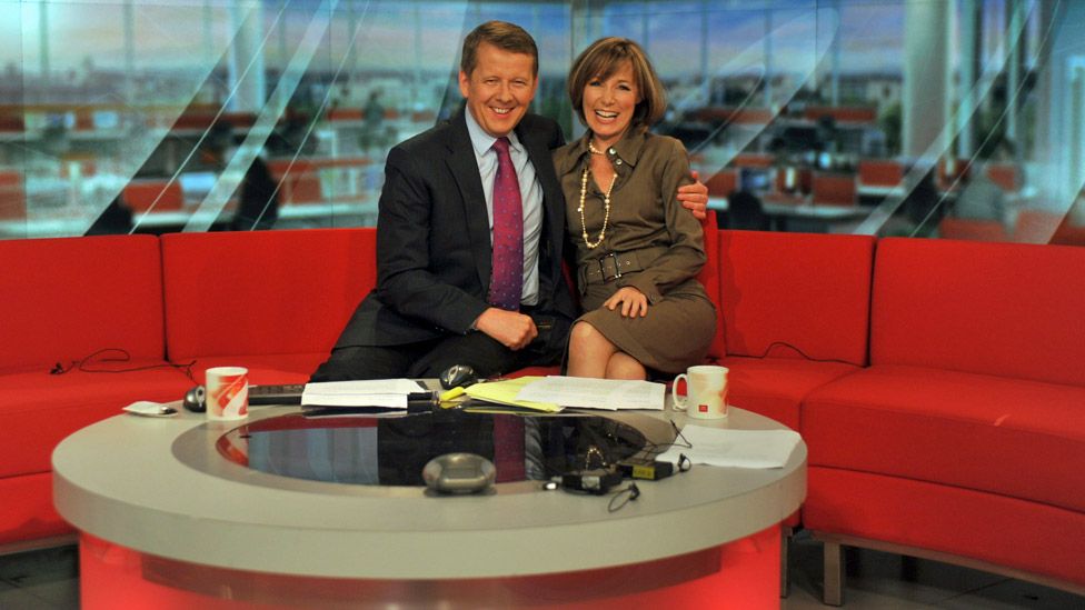 Билл Тернбулл из BBC Breakfast и Сиан Уильямс сидят на диване в 2009 году